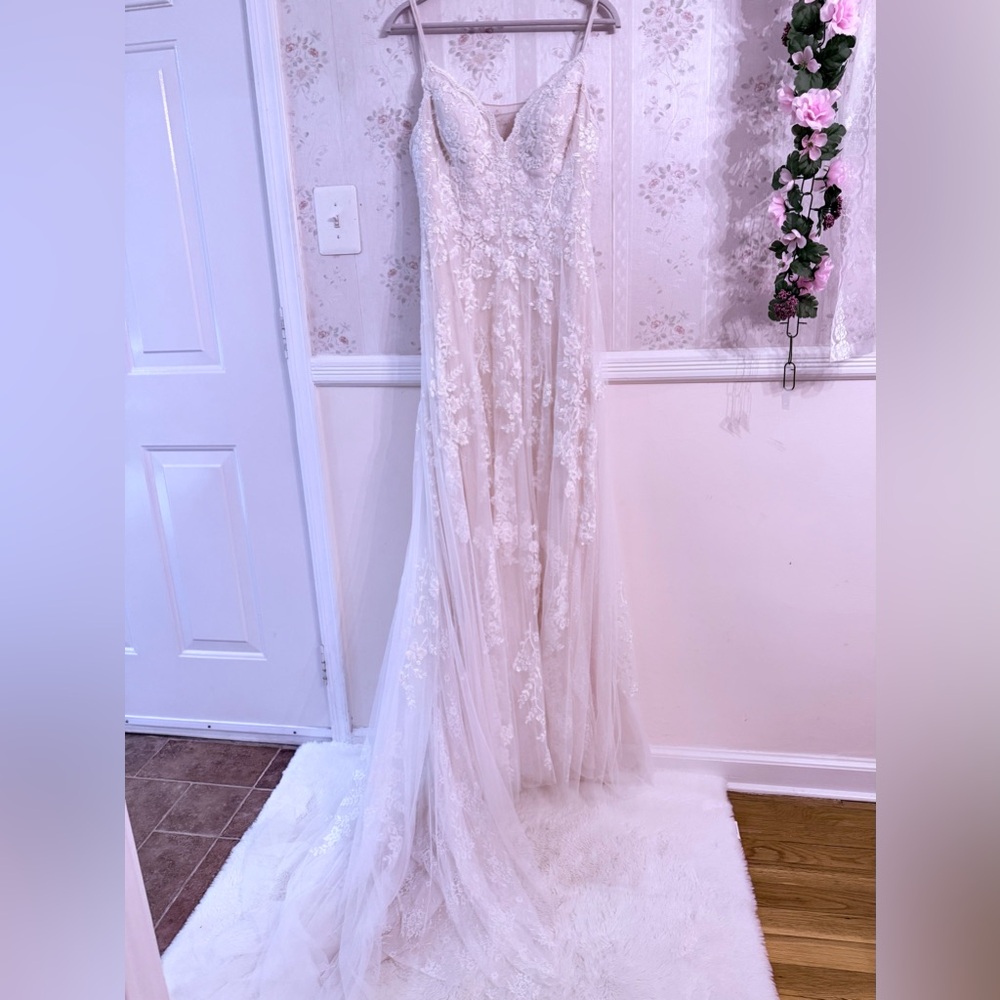 Elegant Cream Lace Wedding Dress🌸